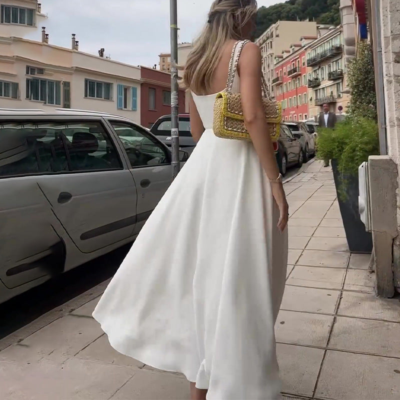 Jacqueline – Robe à Bretelles Fines et Col Carré