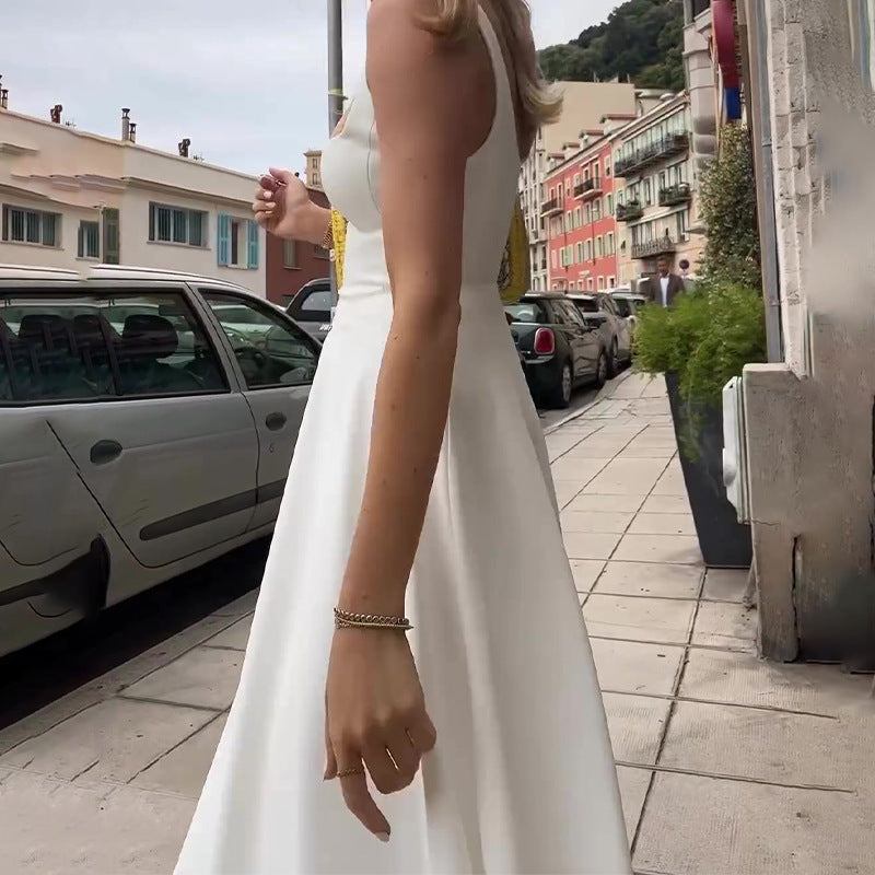 Jacqueline – Robe à Bretelles Fines et Col Carré