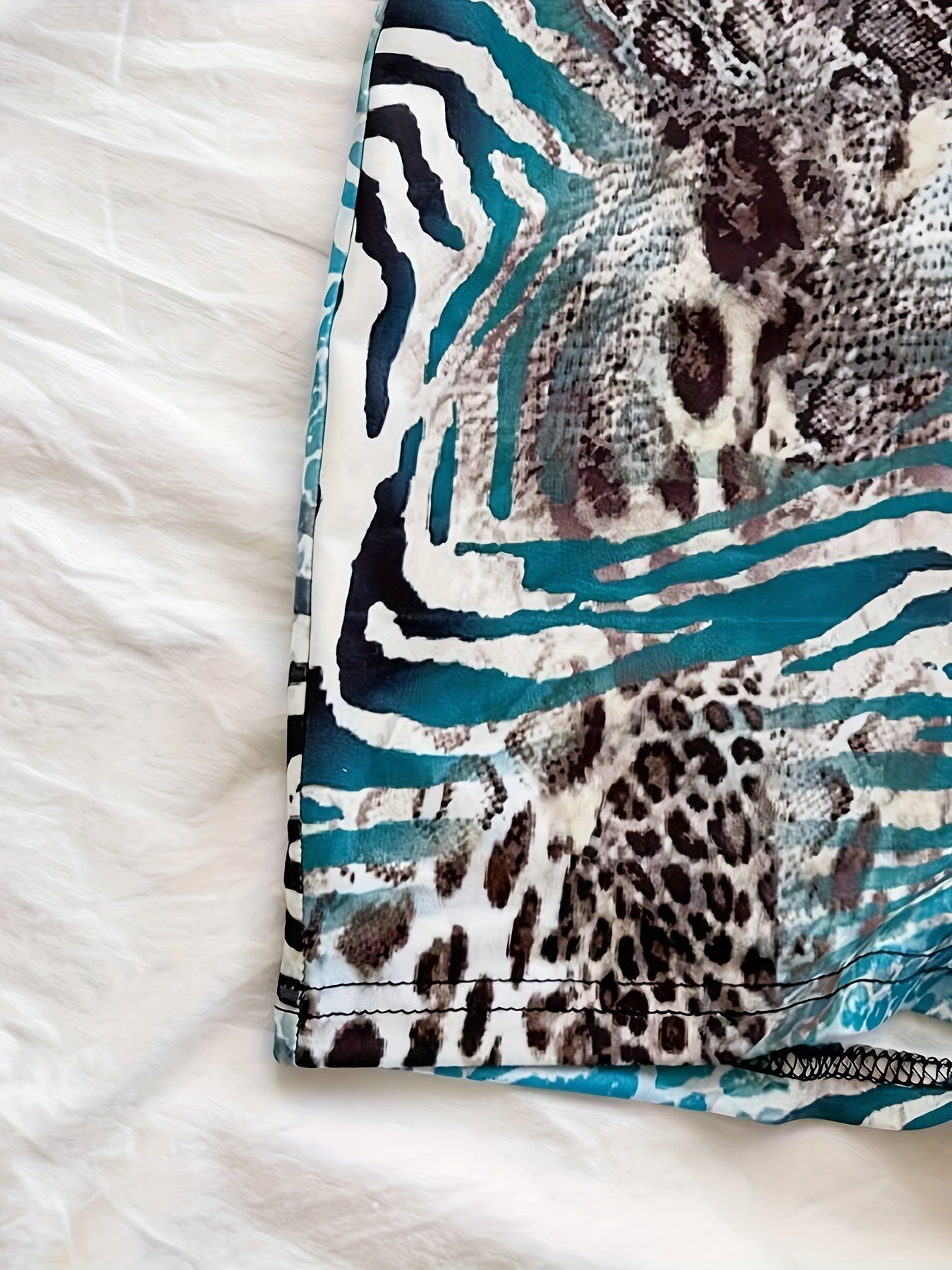 Tuta corta intera donna stile animalier, scollatura profonda, tendenza estate, ideale per spiaggia e vacanze