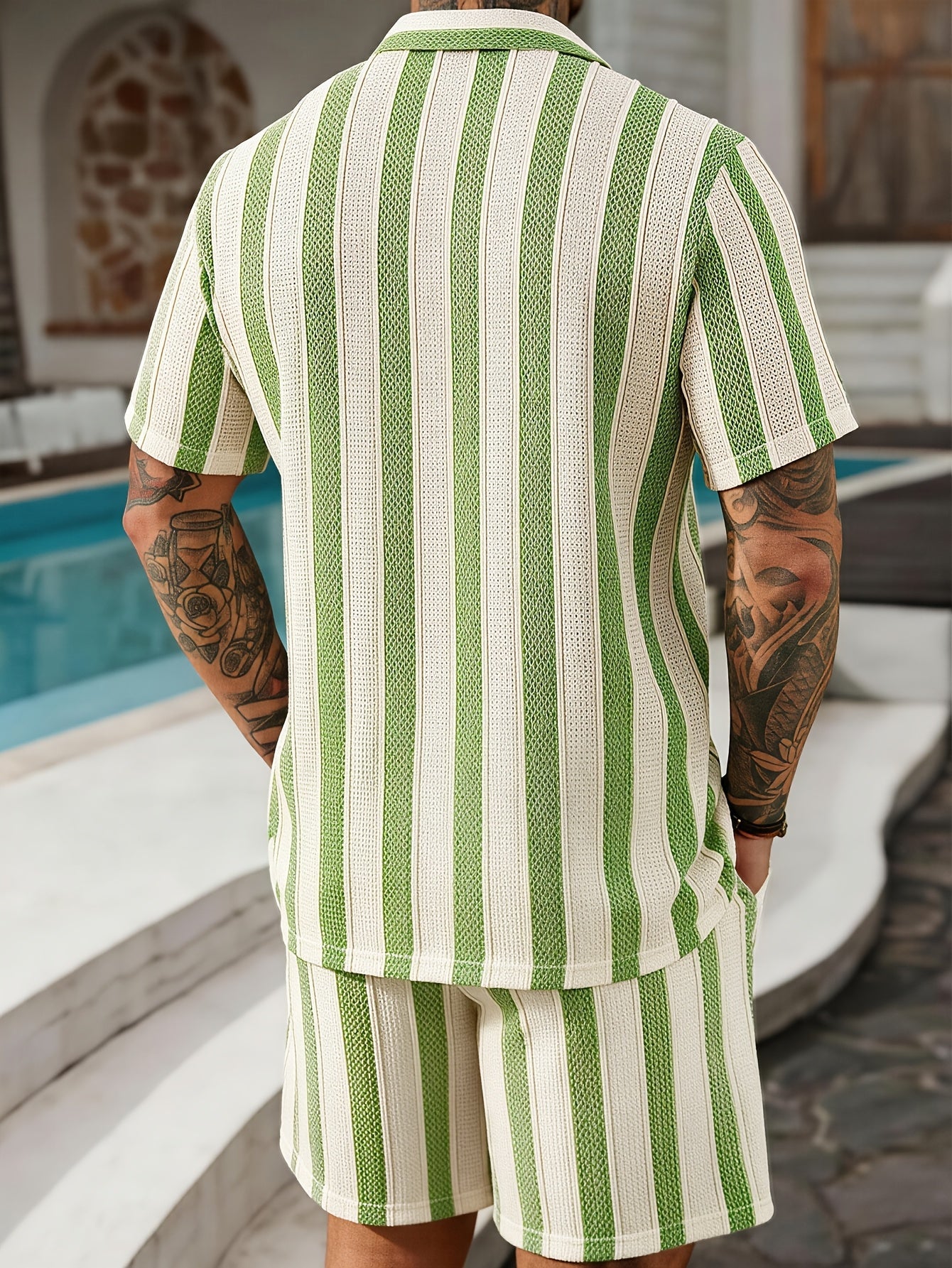 Afslappet herresæt – Kortærmet skjorte og stribet shorts – Trendy sommerstil