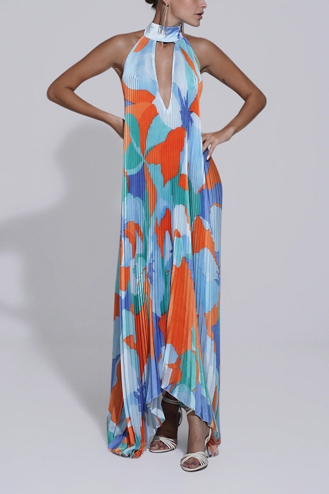 Laura – Robe Swing Plissée Imprimée à Dos Nu et Col V Profond