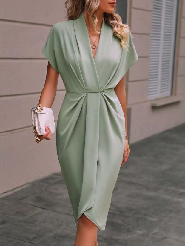 Louise – Robe à manches chauve-souris tendance avec décolleté en V et plis