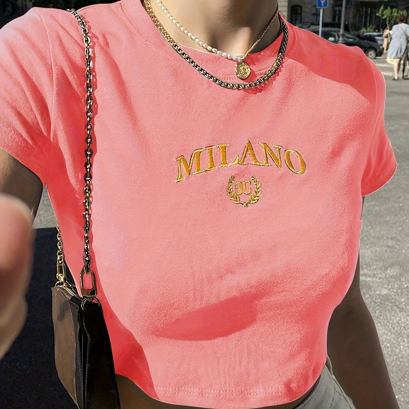 Kort dame-T-shirt i Y2K-stil med broderi fra Milano, sommertrend, korte ærmer, rund hals