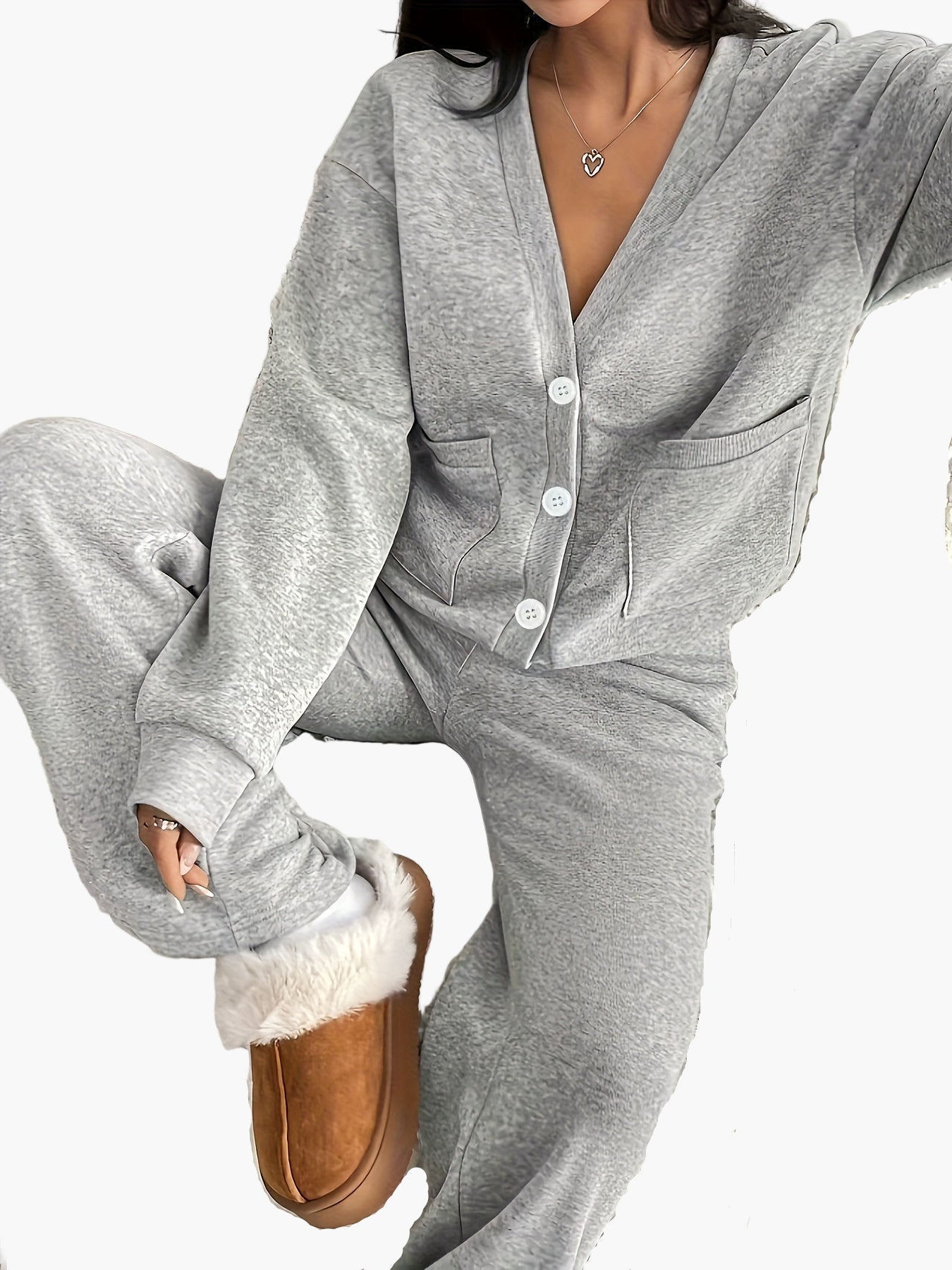 Pyjama femme deux pièces style détente avec boutons et poches, ensemble loungewear confortable pour la maison