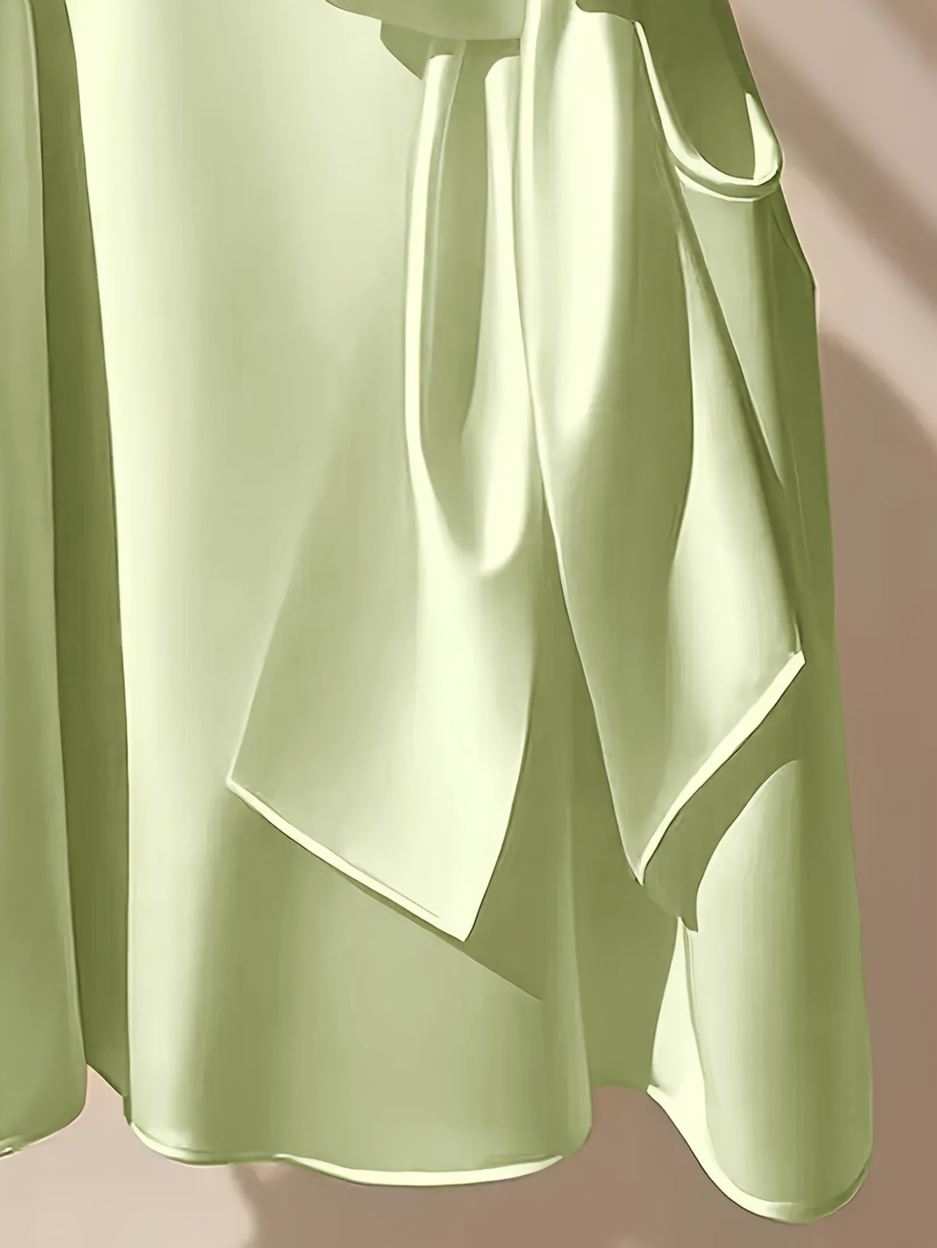 Blouse sans manches femme style élégant avec col lavallière et coupe ample pour sorties ou occasions spéciales