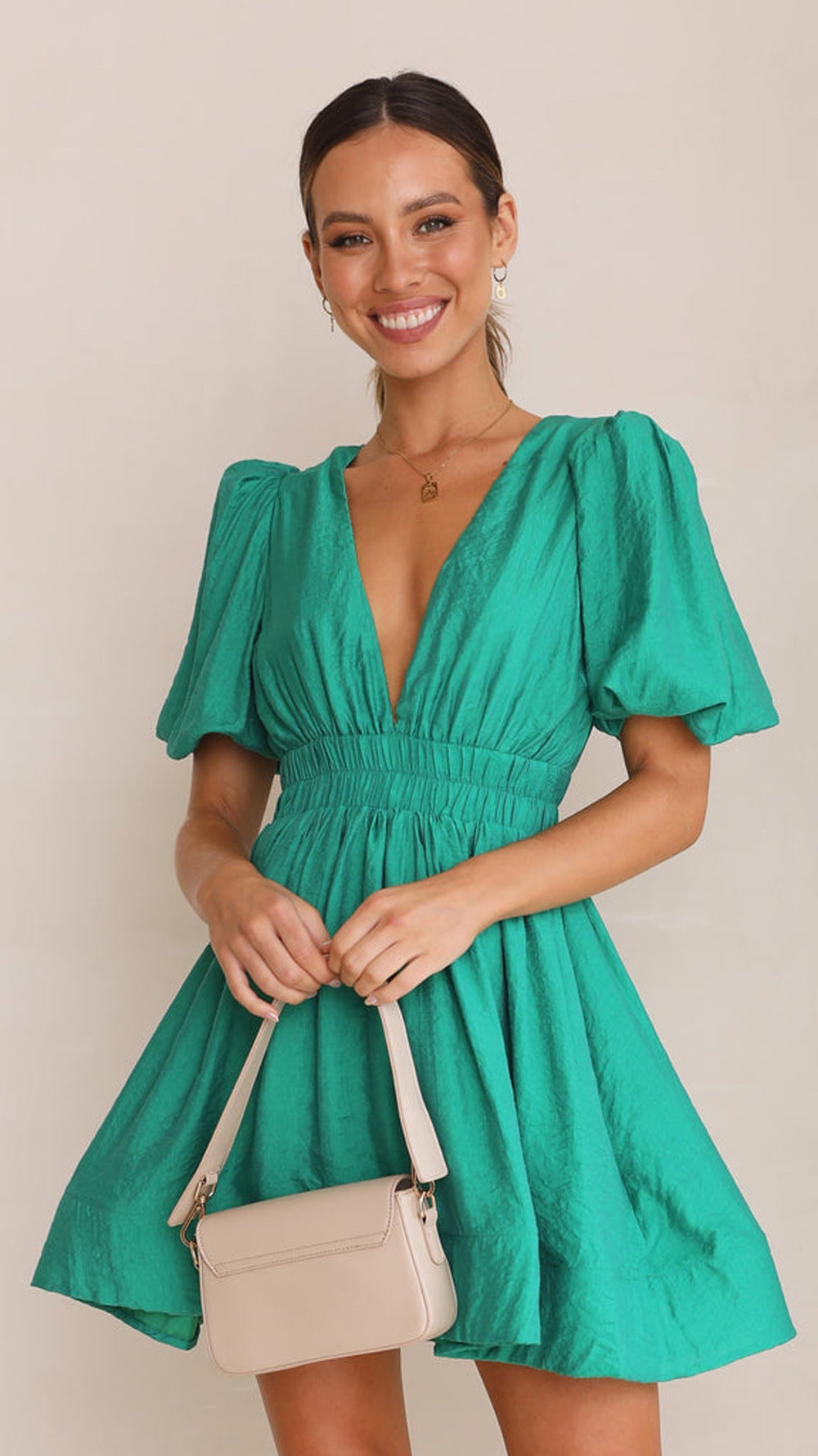 Marion – Robe courte à manches lanternes avec taille cintrée