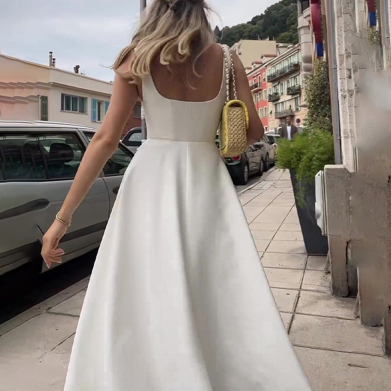 Jacqueline – Robe à Bretelles Fines et Col Carré