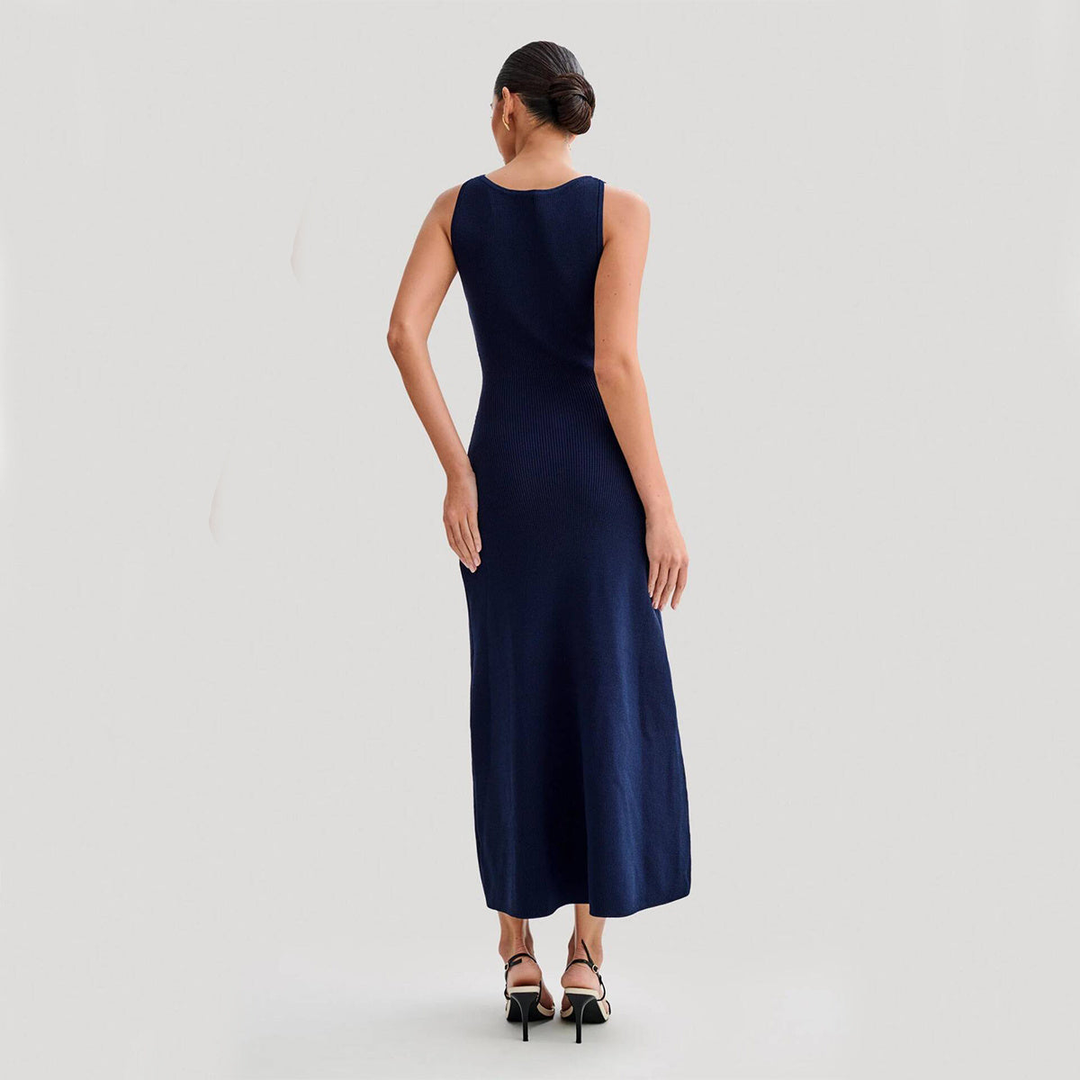 Katy – Robe sans manches en tricot élégante avec boutonnage et col rond ajusté