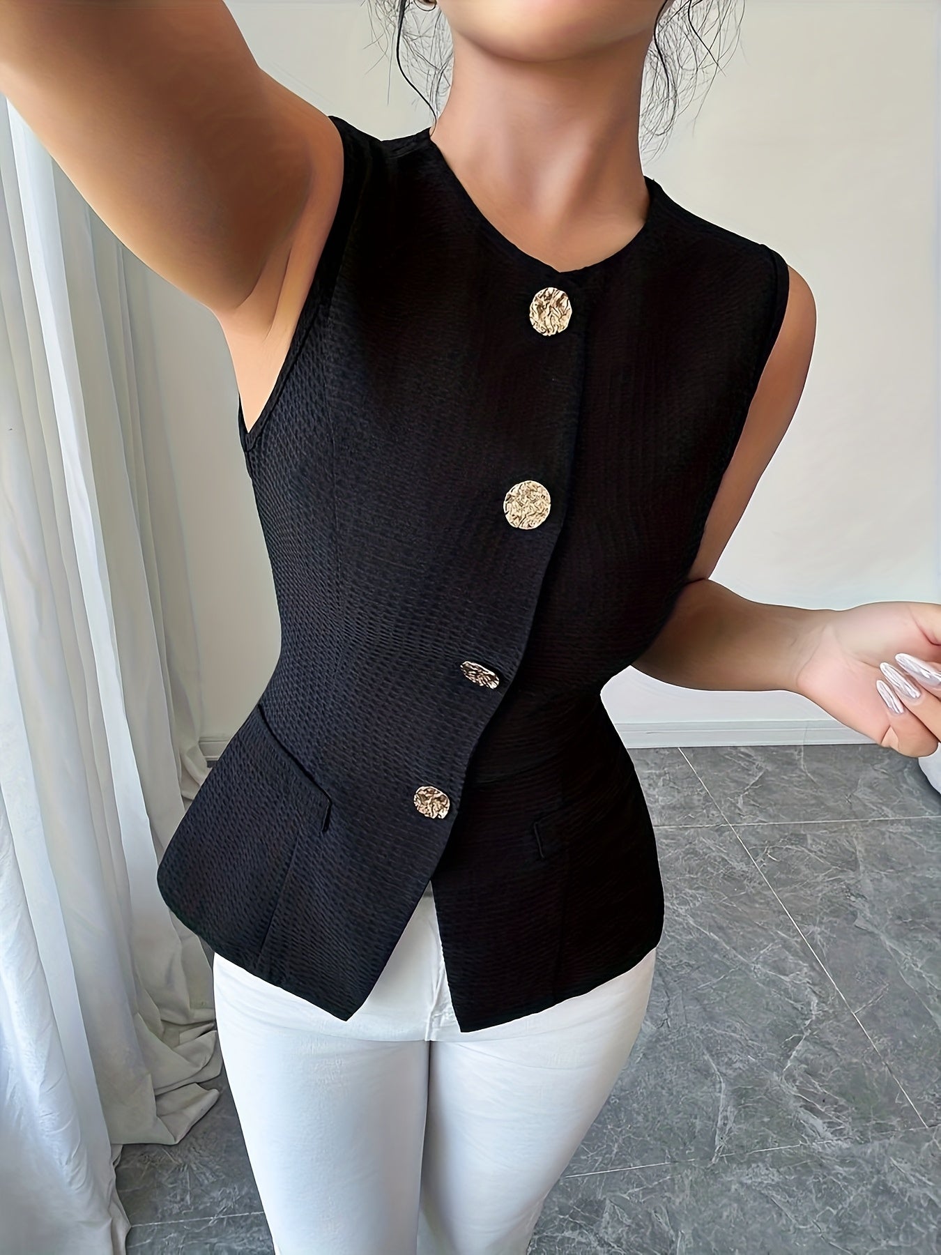 Gilet élégant sans manches pour femme, style chic et moderne, idéal pour le bureau ou les sorties