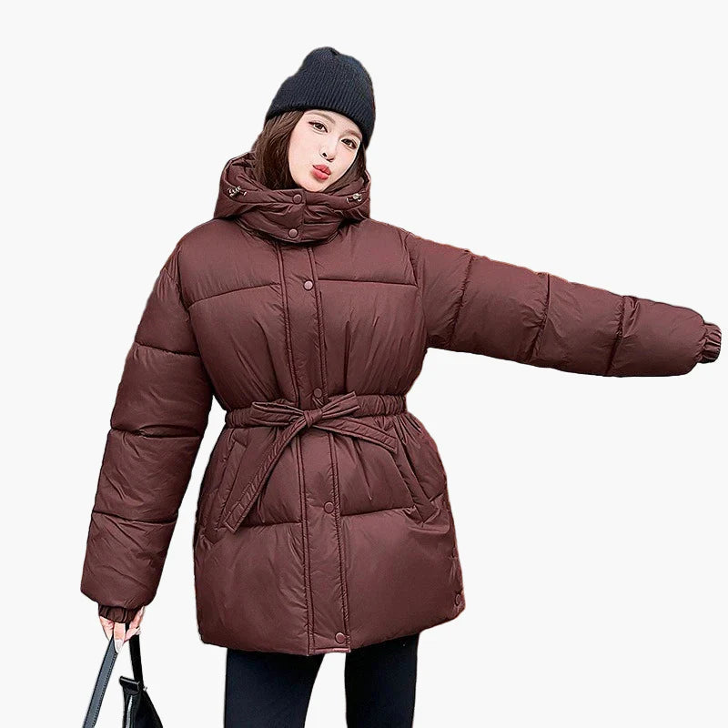 Manteau d'Hiver Matelassé à Capuche Ceinturé pour Femme – Style Décontracté et Tendance