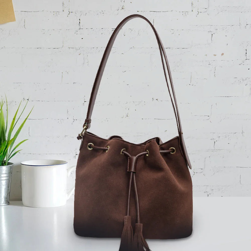 Robyn – Sac Seau en Daim avec Pompon pour Femme