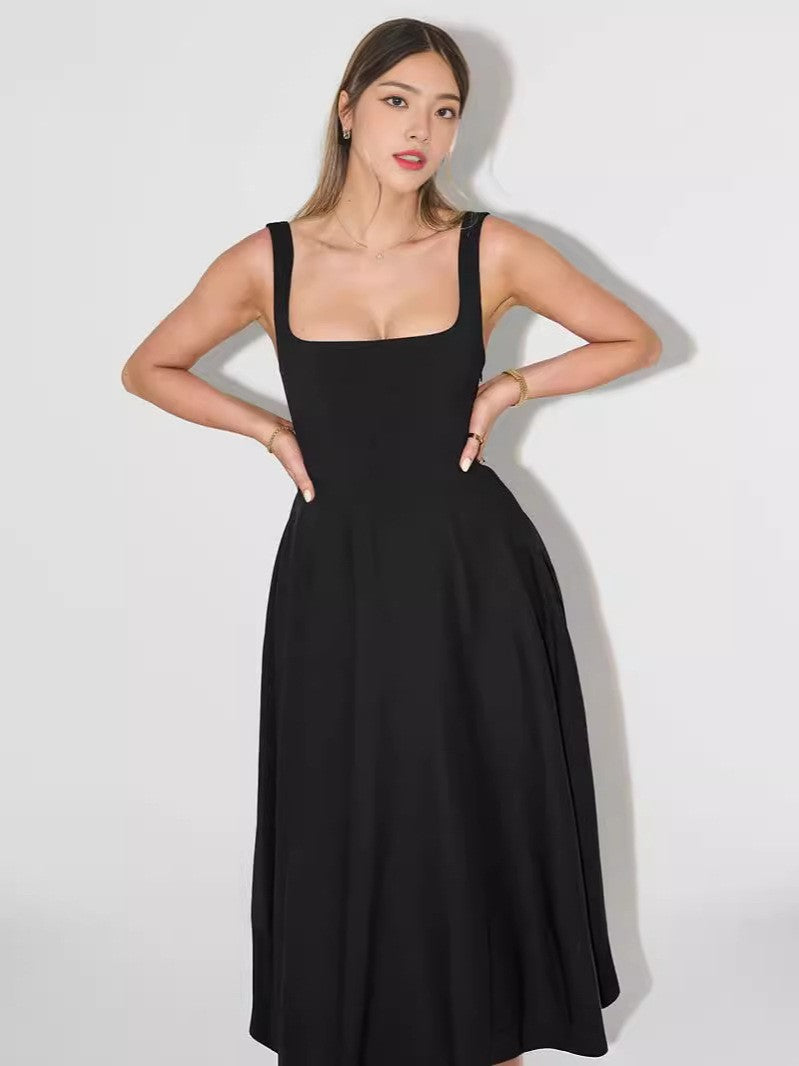 Jacqueline – Robe à Bretelles Fines et Col Carré