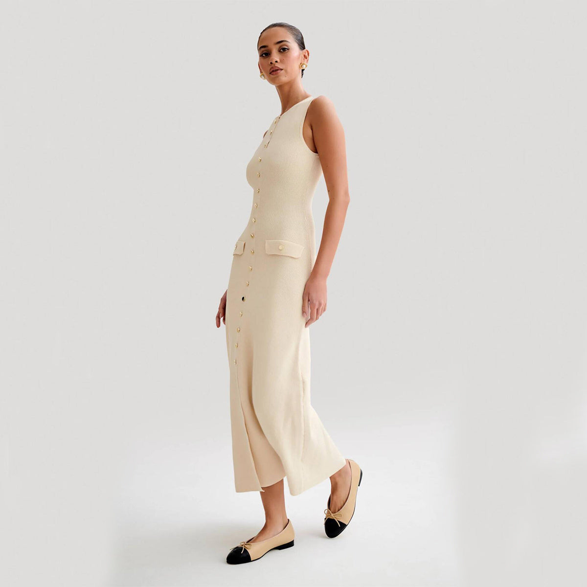 Katy – Robe sans manches en tricot élégante avec boutonnage et col rond ajusté
