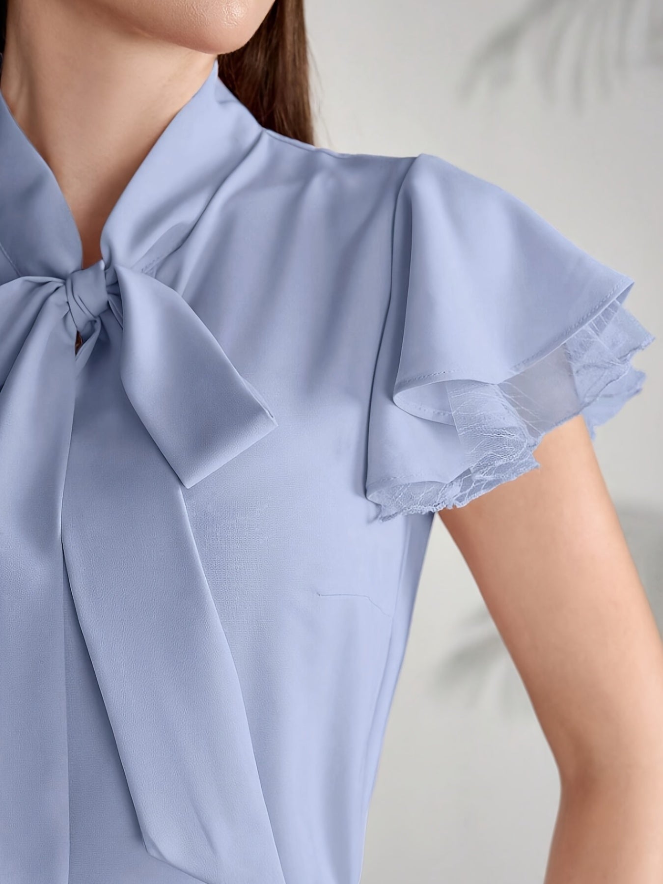 Elegant damebluse med sommerfugleærmer og lavallière-sløjfe – chic stil til kontoret og udflugter