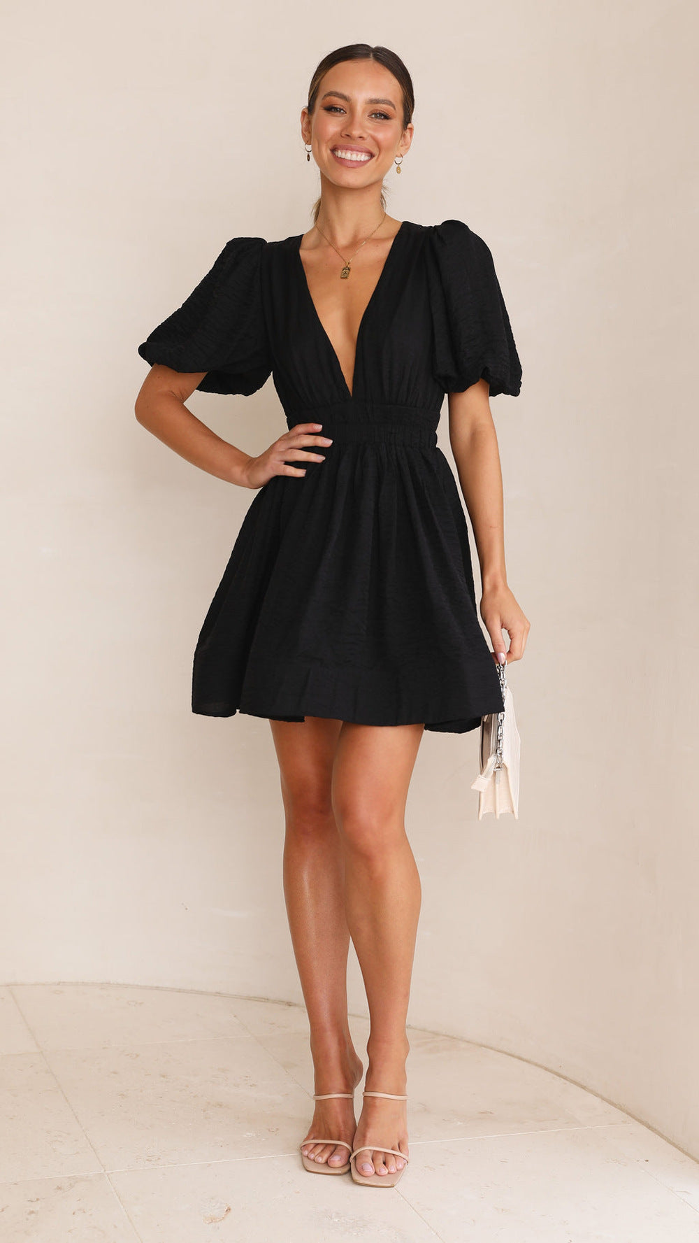 Marion – Robe courte à manches lanternes avec taille cintrée