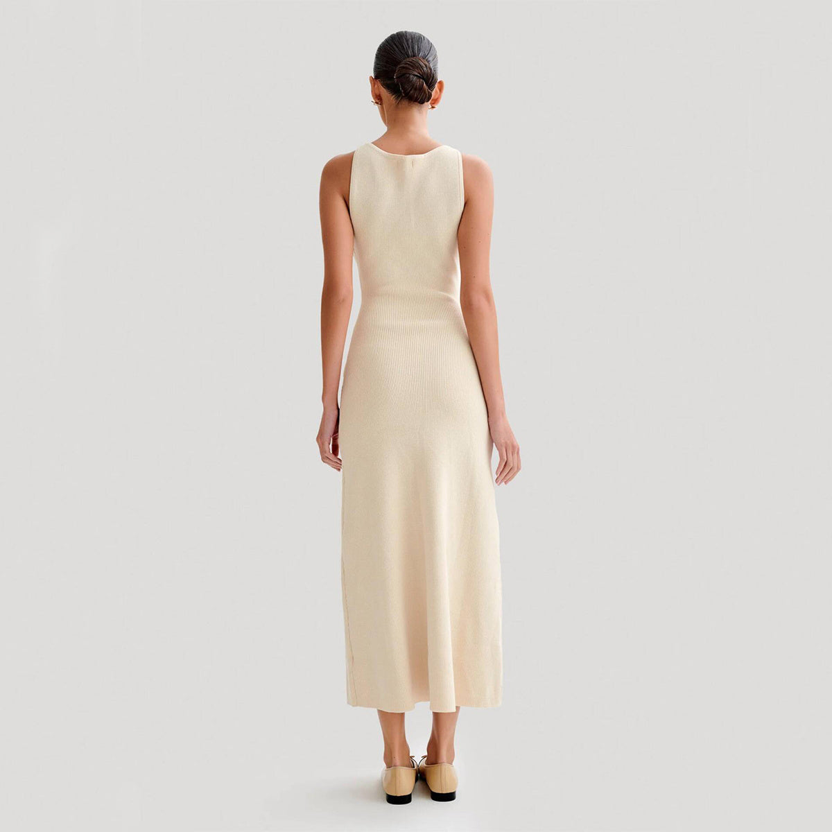 Katy – Robe sans manches en tricot élégante avec boutonnage et col rond ajusté
