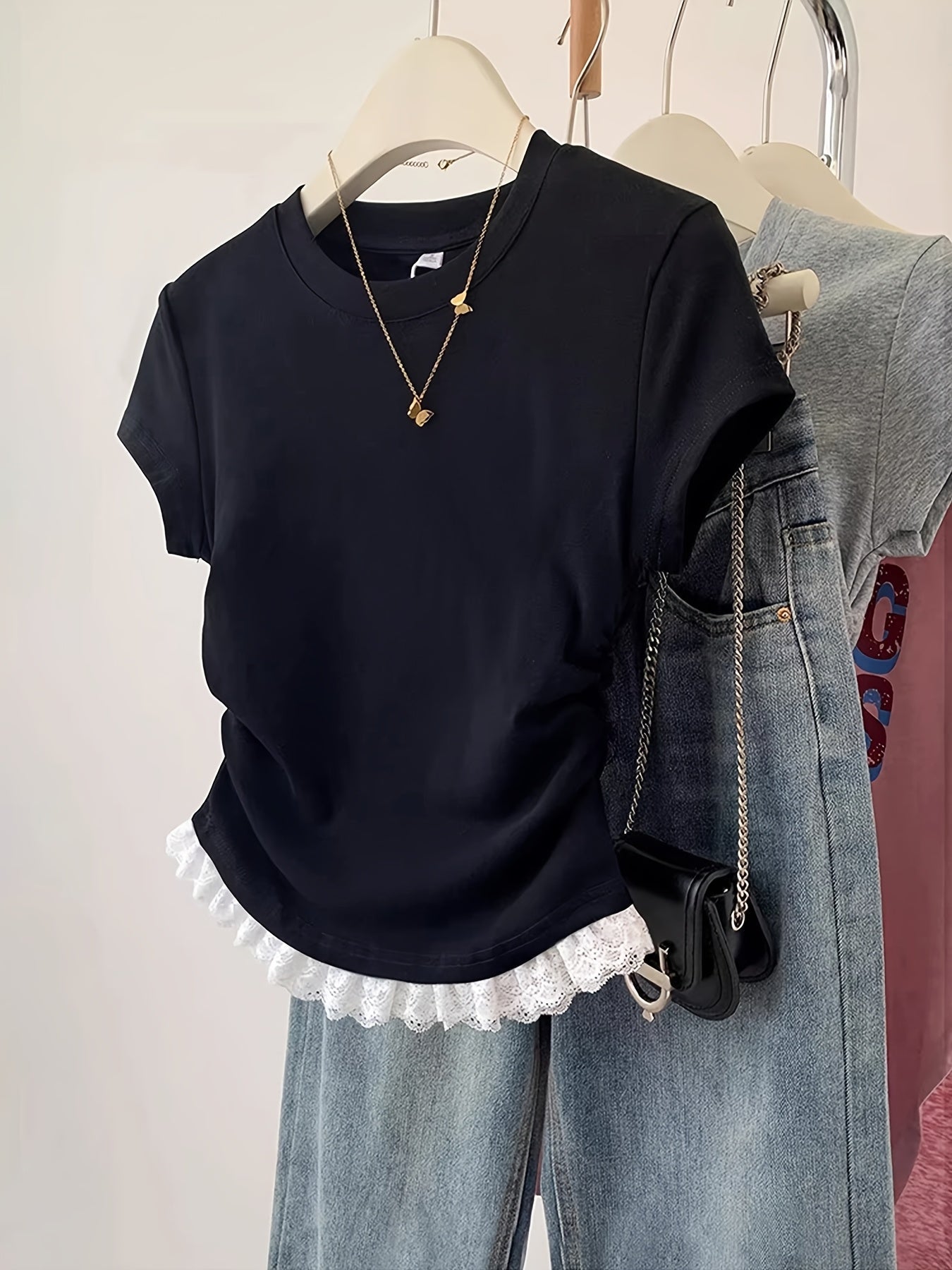 Camiseta femenina elegante de manga corta con detalle plisado y acabado de encaje – Estilo casual y chic