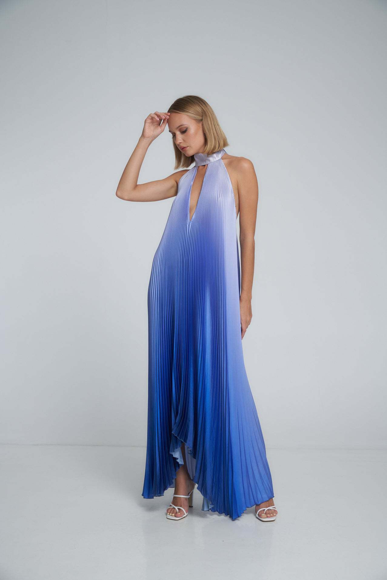 Laura – Robe Swing Plissée Imprimée à Dos Nu et Col V Profond