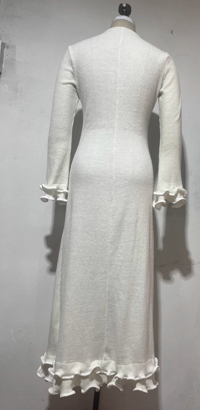 Susan – Robe Élégante à Manches Cloche et Coupe Ajustée