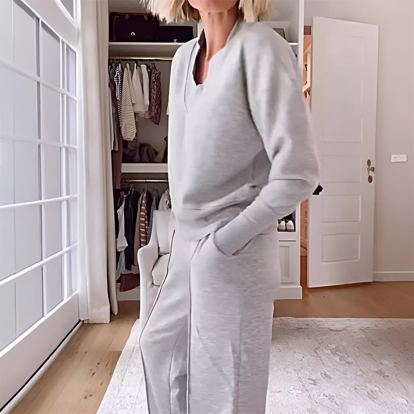 Ensemble de sport élégant pour femme deux pièces, style détente et chic, idéal pour loisirs et sorties décontractées