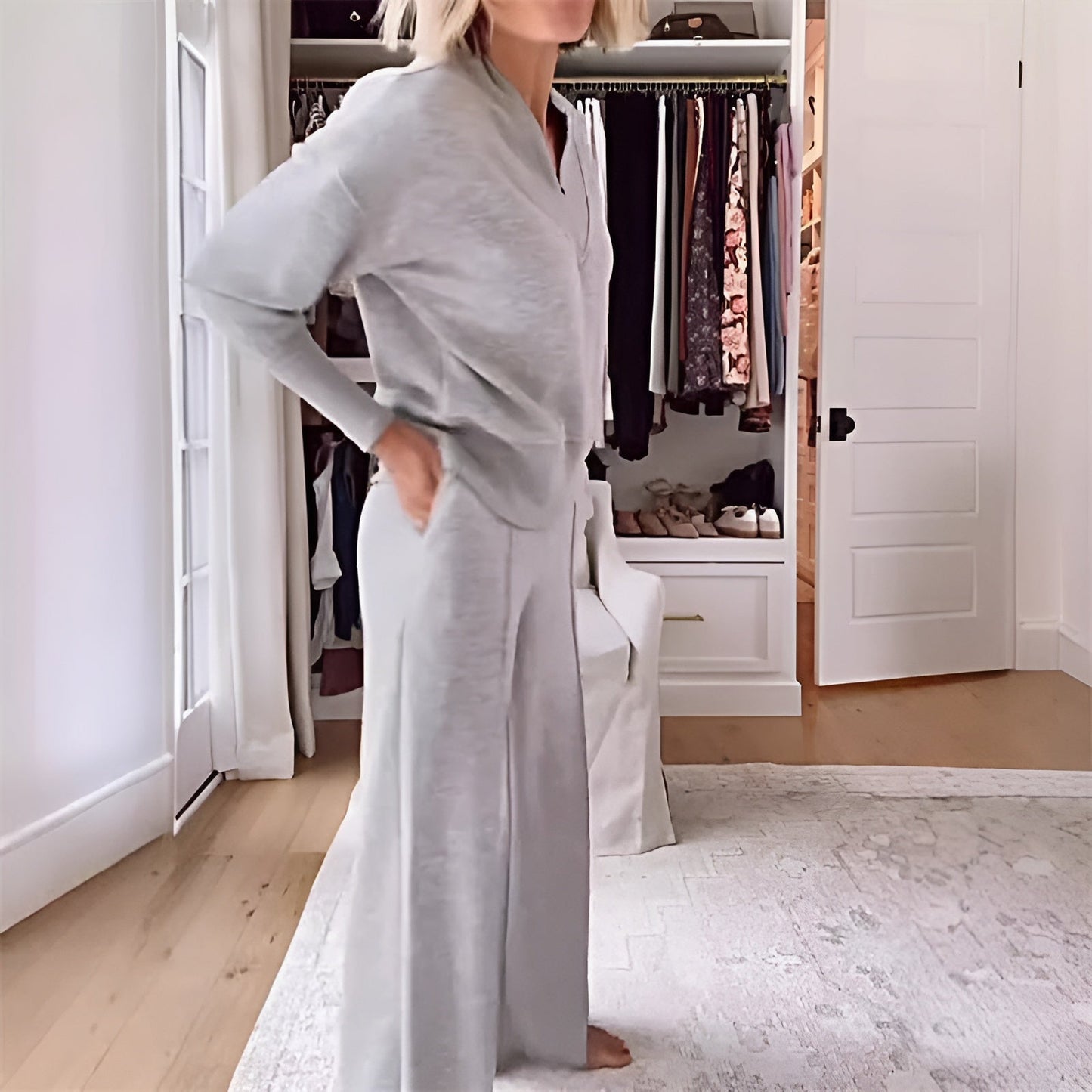 Ensemble de sport élégant pour femme deux pièces, style détente et chic, idéal pour loisirs et sorties décontractées