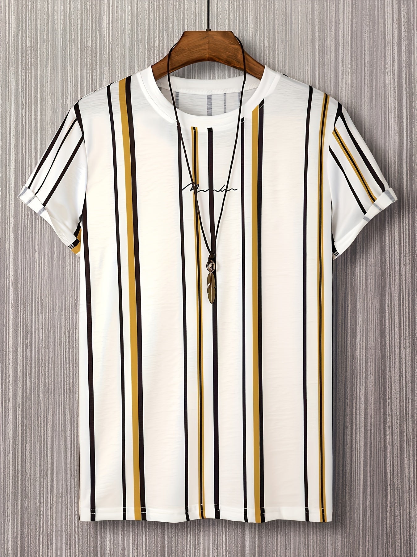 Męski t-shirt z krótkim rękawem w nowoczesnym stylu z pionowymi paskami na modny miejski look