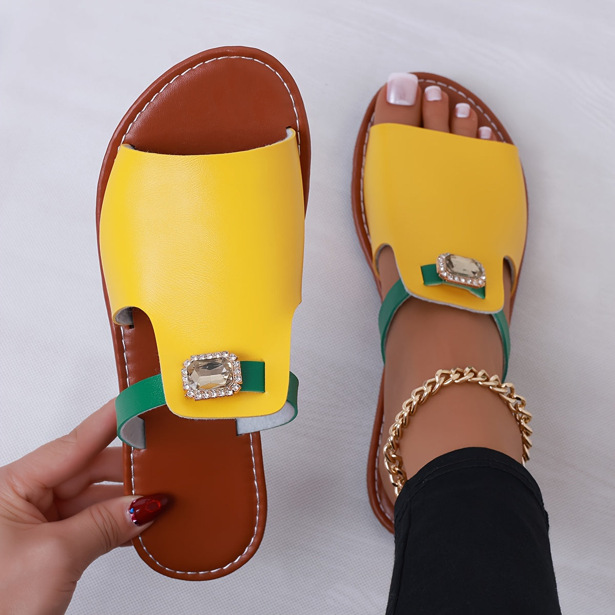 Damskie płaskie sandały wsuwane w stylu glamour z modną biżuterią