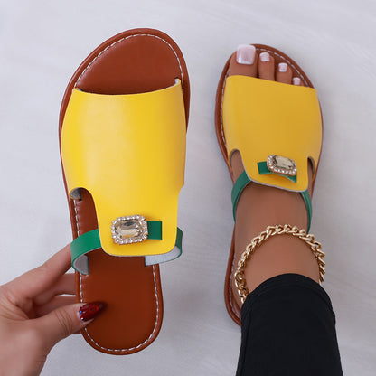Damskie płaskie sandały wsuwane w stylu glamour z modną biżuterią