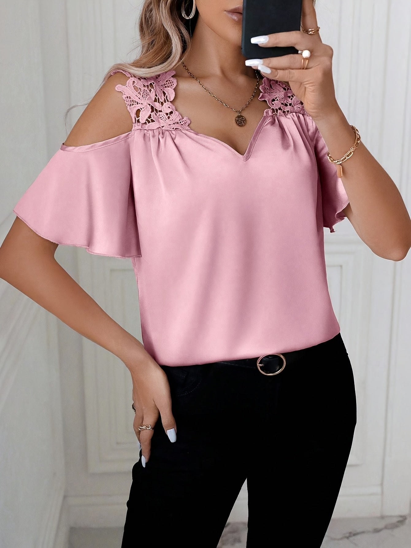 Blusa donna spalle scoperte chic con dettagli in pizzo stile elegante