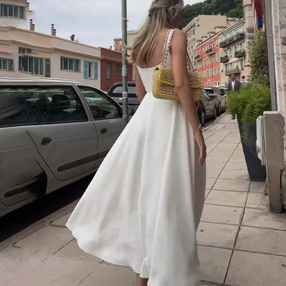 Jacqueline – Robe à Bretelles Fines et Col Carré