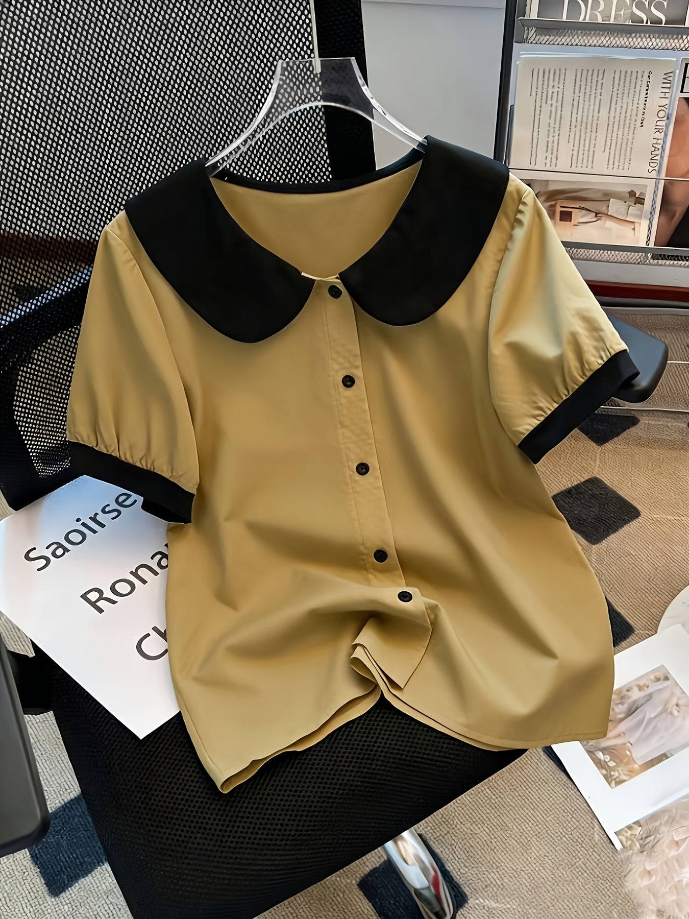 Chemisier élégant pour femme à col Claudine style rétro, manches courtes, idéal pour le bureau ou les sorties
