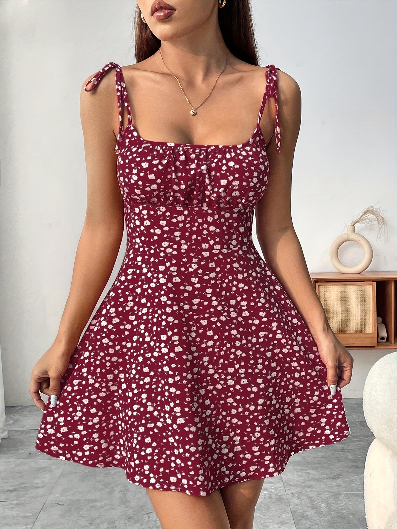 Abito estivo femminile stile chic con spalline e stampa floreale - Ideale per uscite e vacanze