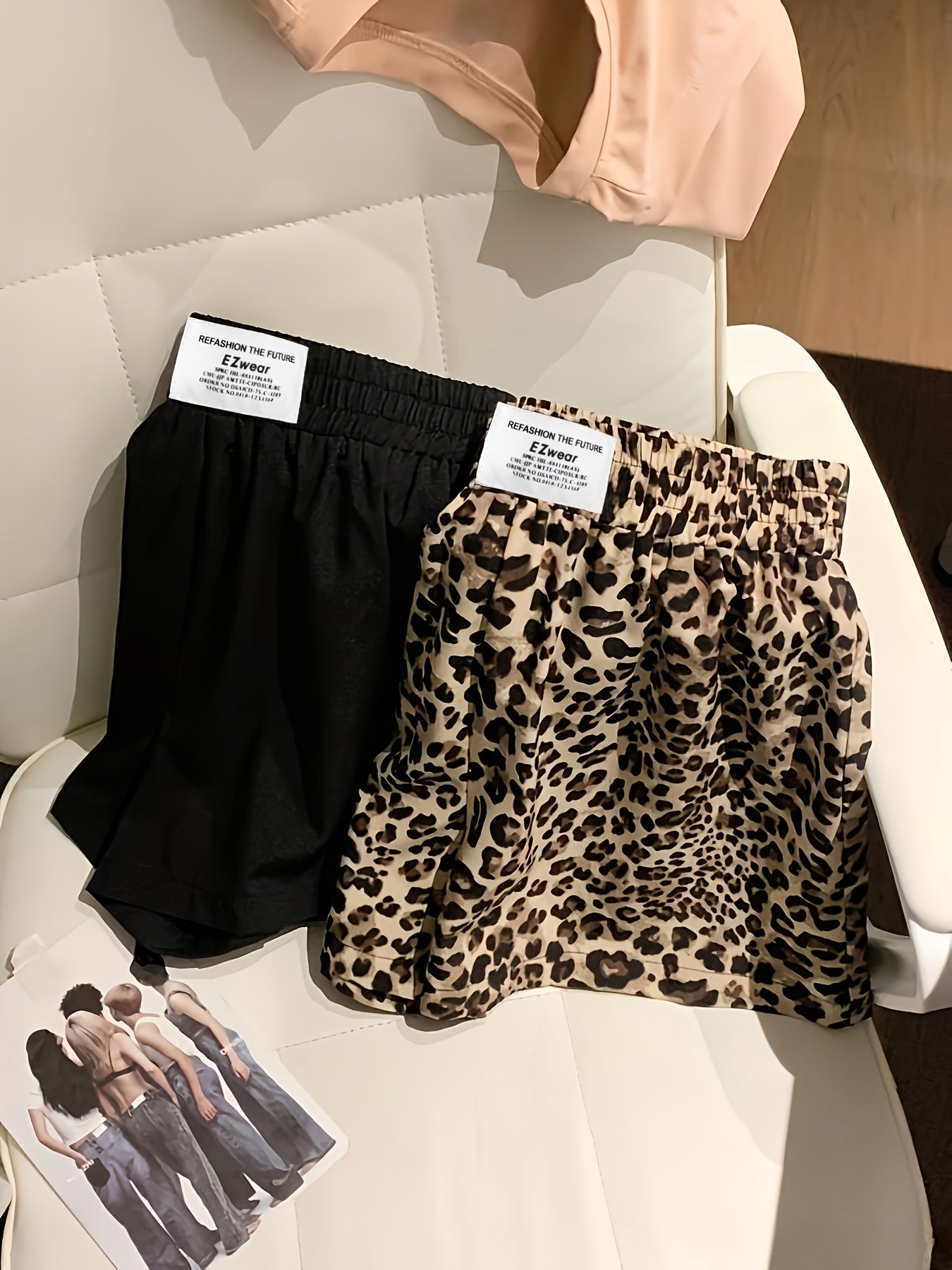 Afslappede dame-shorts med leopardmønster og ensfarvet, perfekte til sommeren