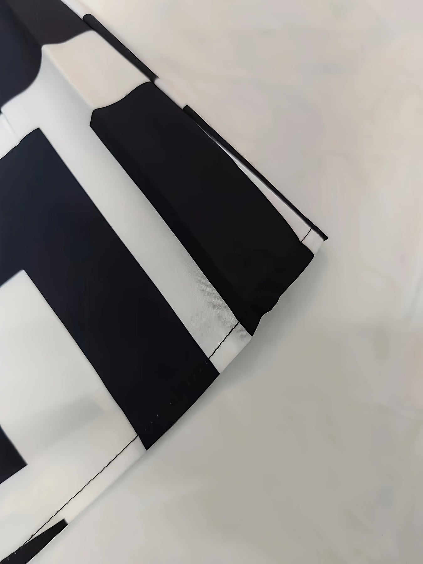 Blusa femenina elegante con estampado gráfico estilo moderno para oficina y salidas