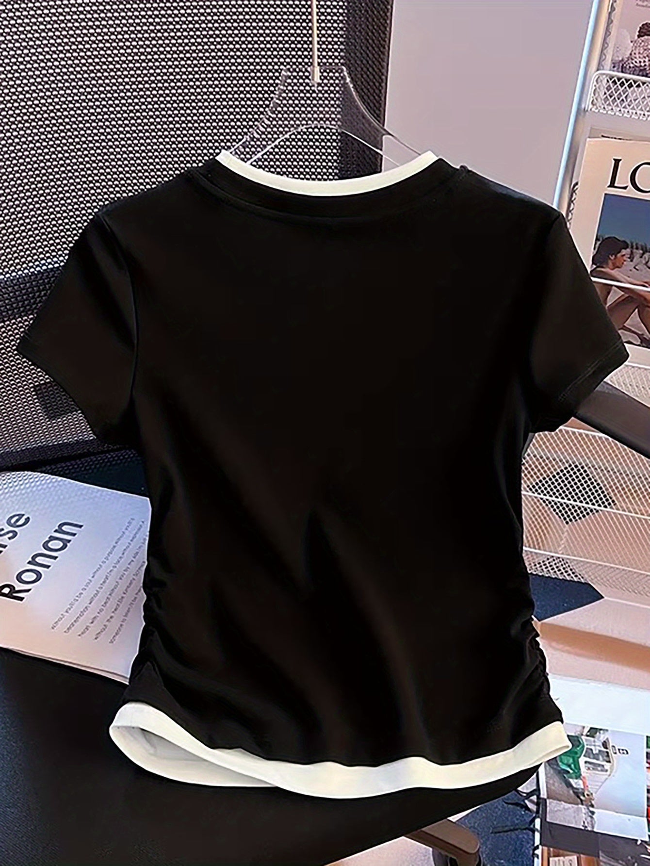 Afslappet T-shirt til kvinder med lag-på-lag stil, trendy til et urbant og smart look