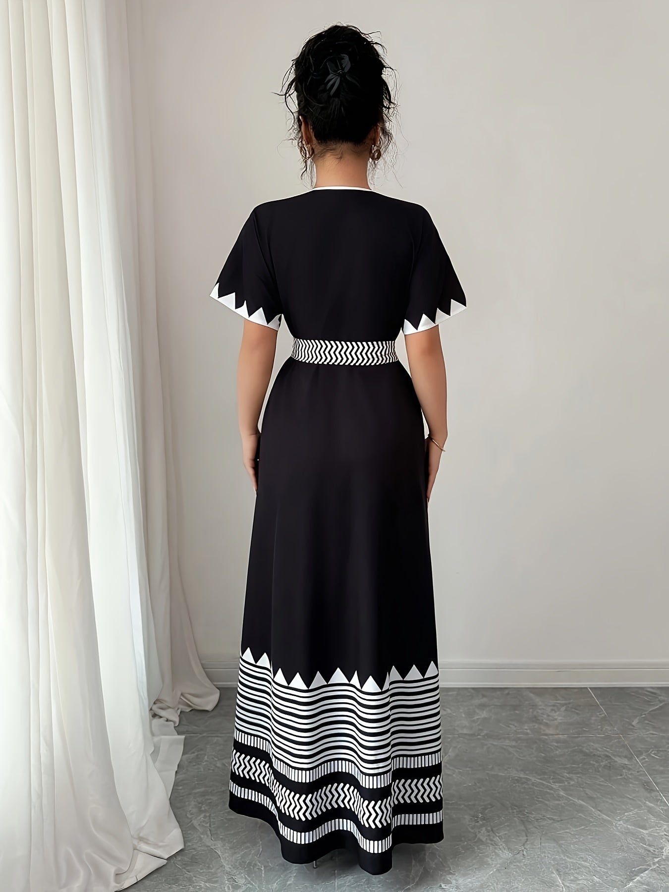 Robe longue portefeuille graphique chic pour femme, style soirée ou événement estival