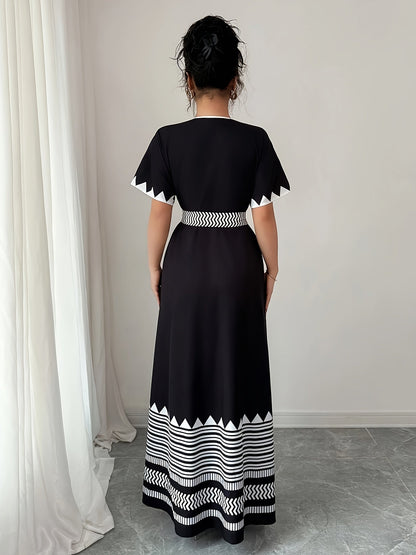 Robe longue portefeuille graphique chic pour femme, style soirée ou événement estival