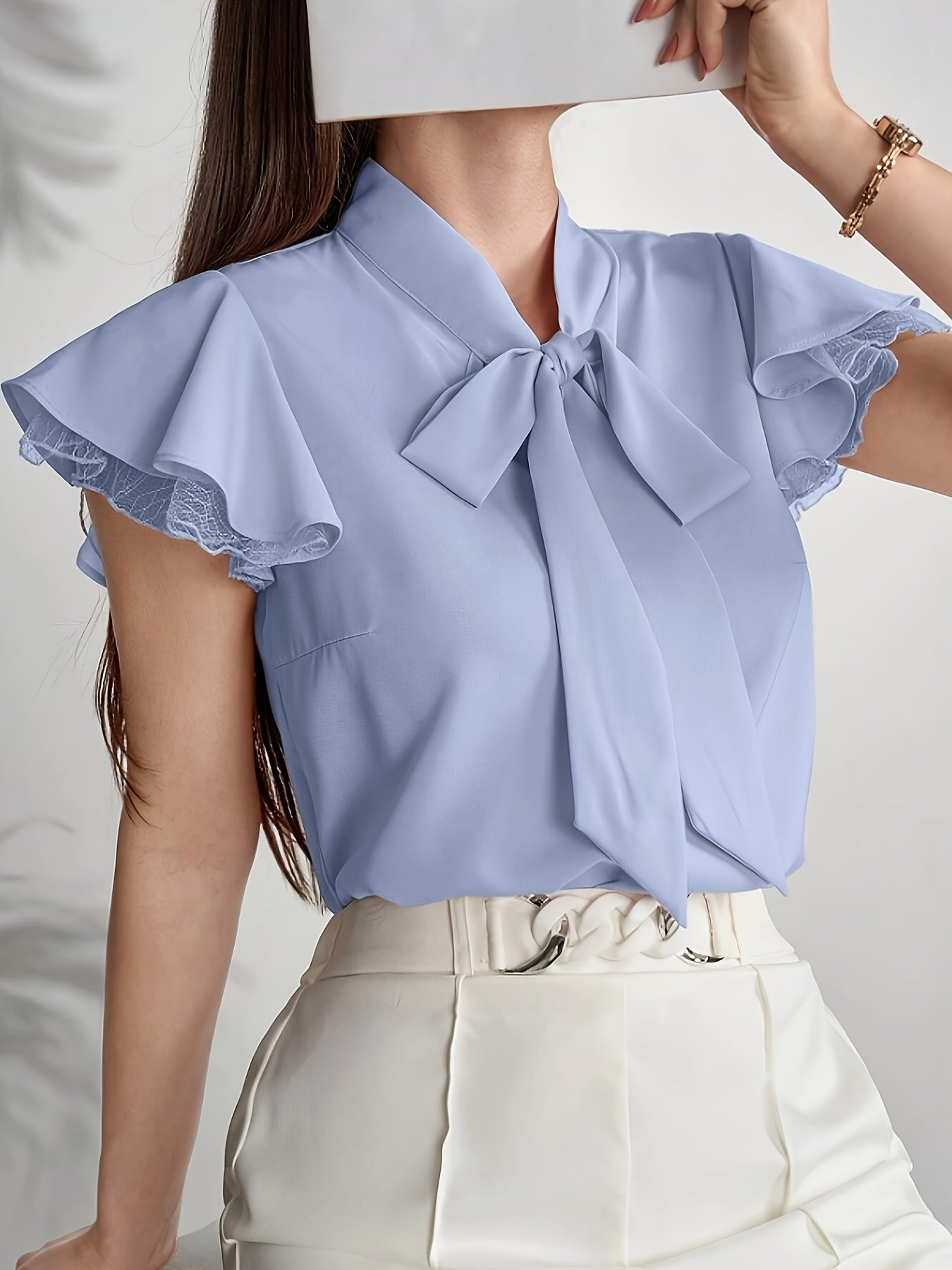 Elegant damebluse med sommerfugleærmer og lavallière-sløjfe – chic stil til kontoret og udflugter