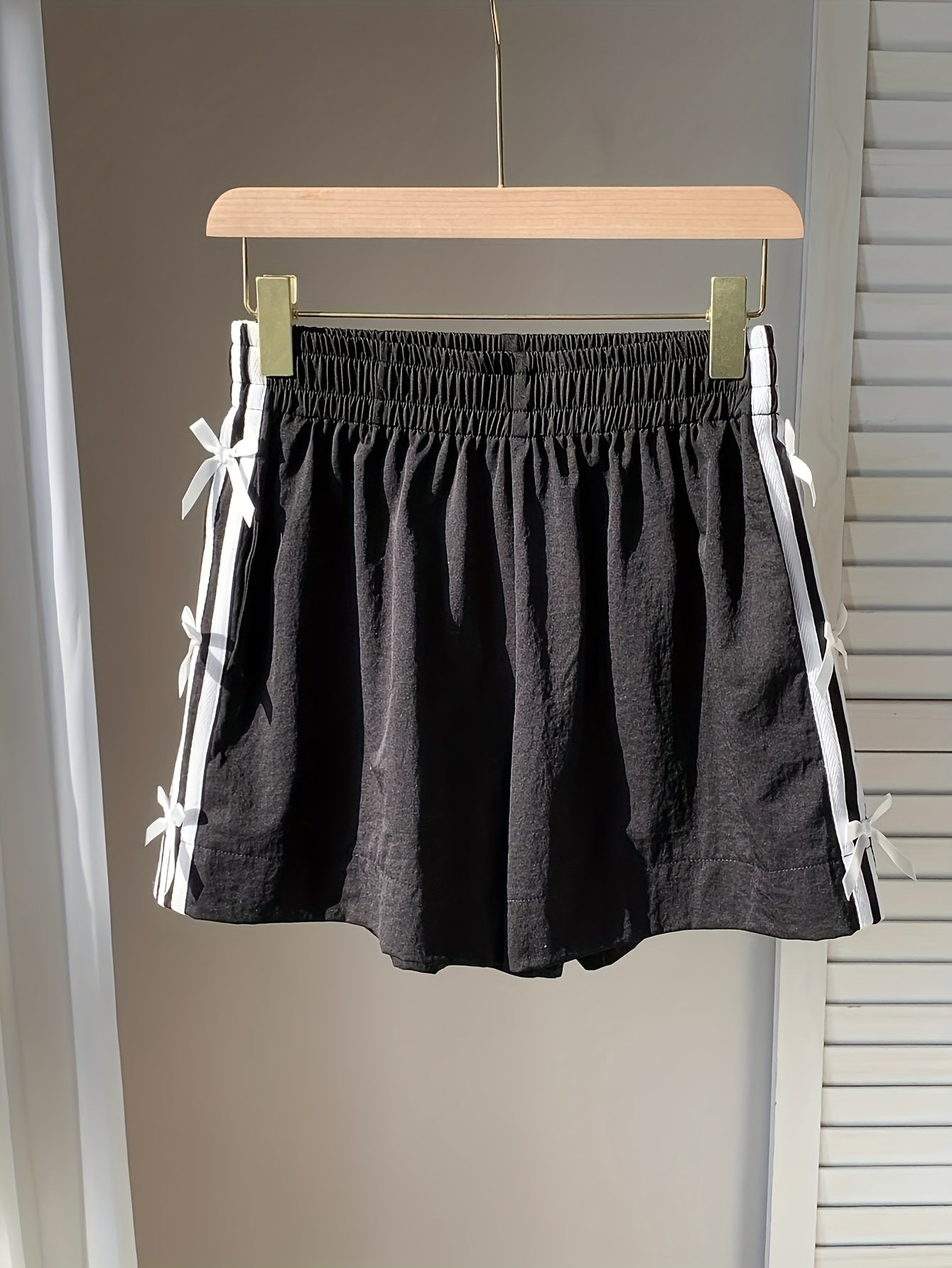 Top corto casual para mujer estilo vacaciones con nudos laterales y bandas deportivas