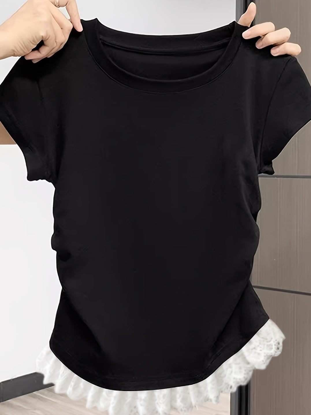 Camiseta femenina elegante de manga corta con detalle plisado y acabado de encaje – Estilo casual y chic