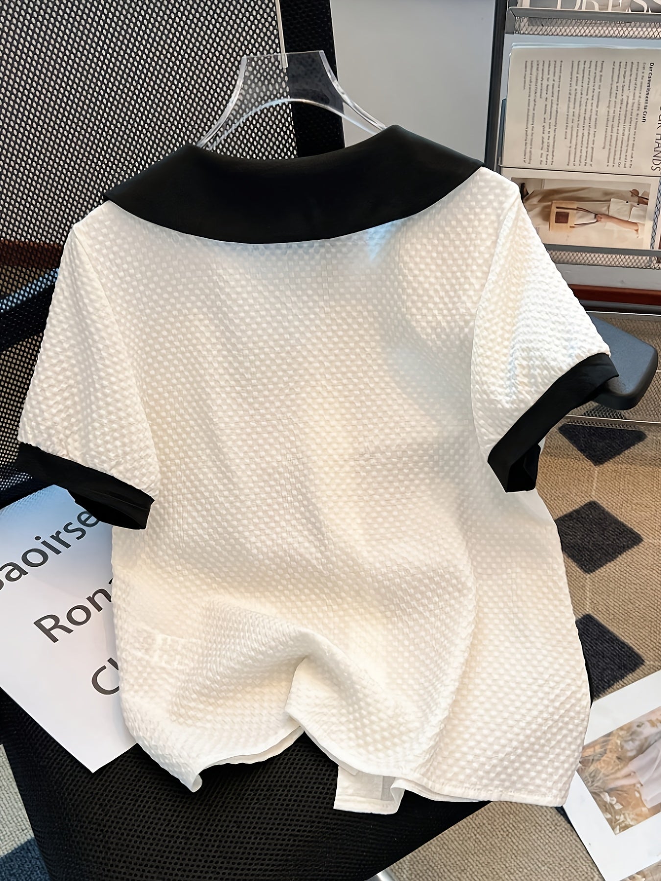 Chemisier élégant pour femme à col Claudine style rétro, manches courtes, idéal pour le bureau ou les sorties