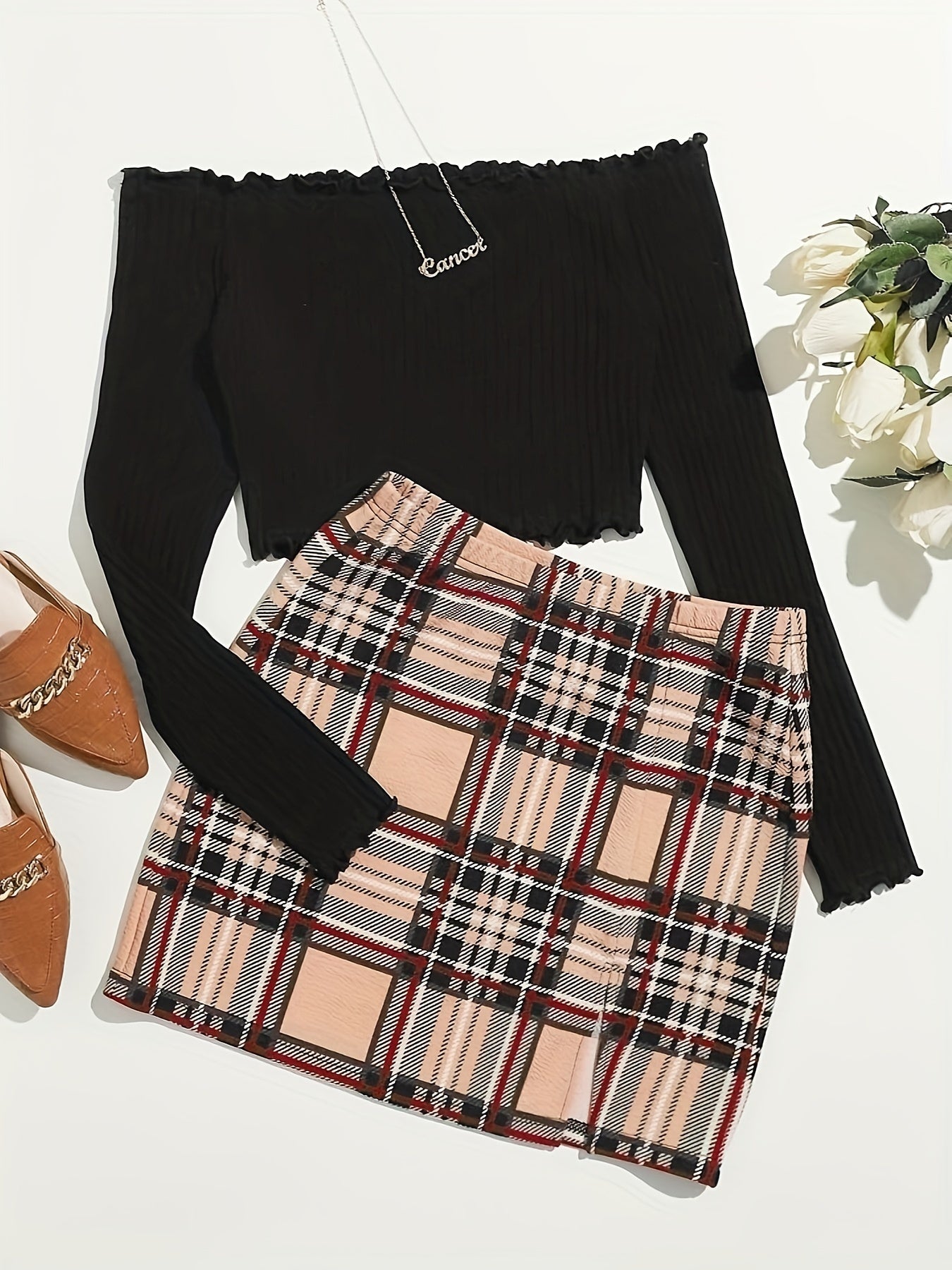 To-delt sæt til kvinder i elegant stil med ternet nederdel og off-shoulder top til forårs- og sommerudflugter