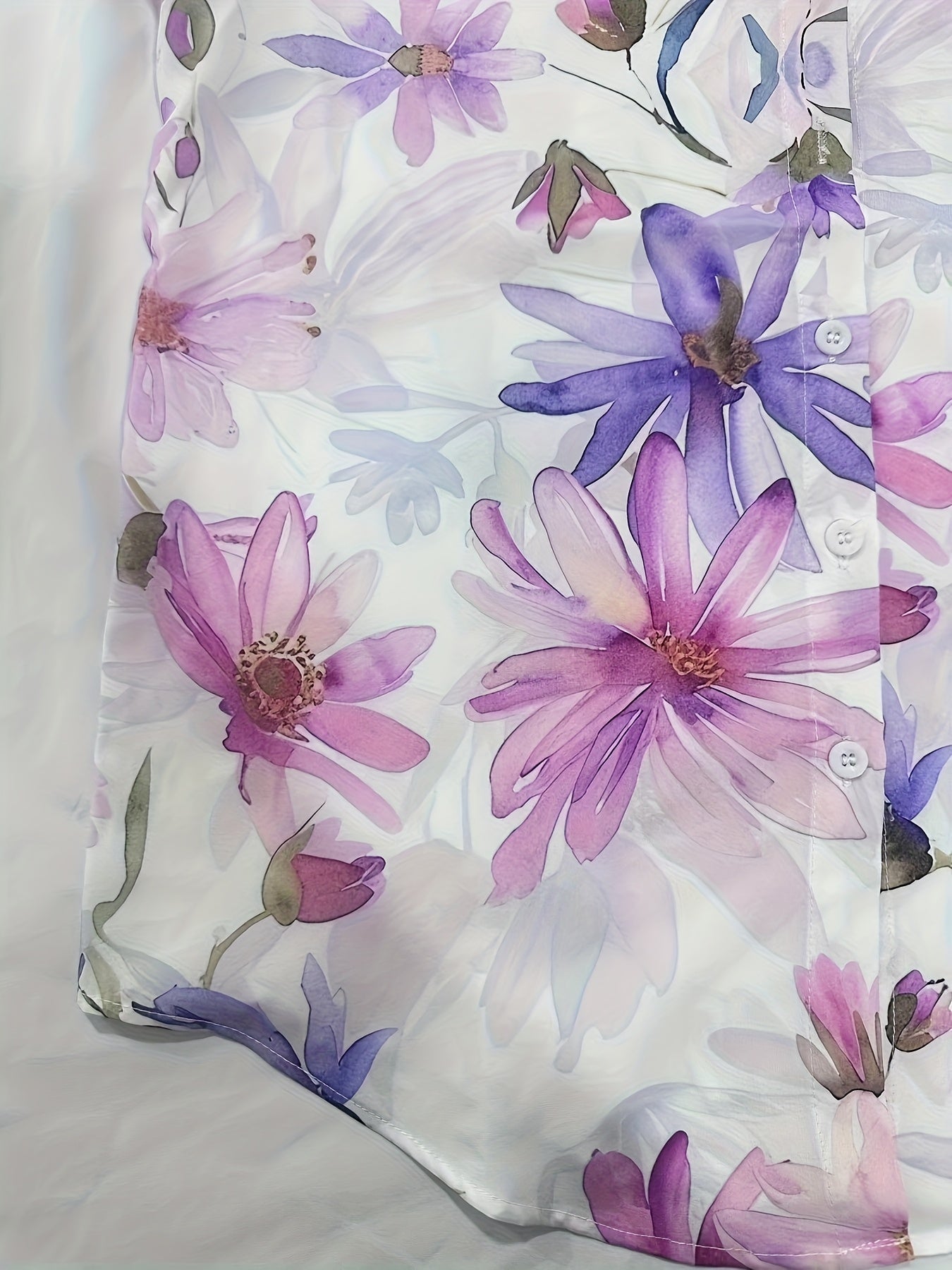 Elegant damebluse med blomsterprint i afslappet forårs- og sommersstil