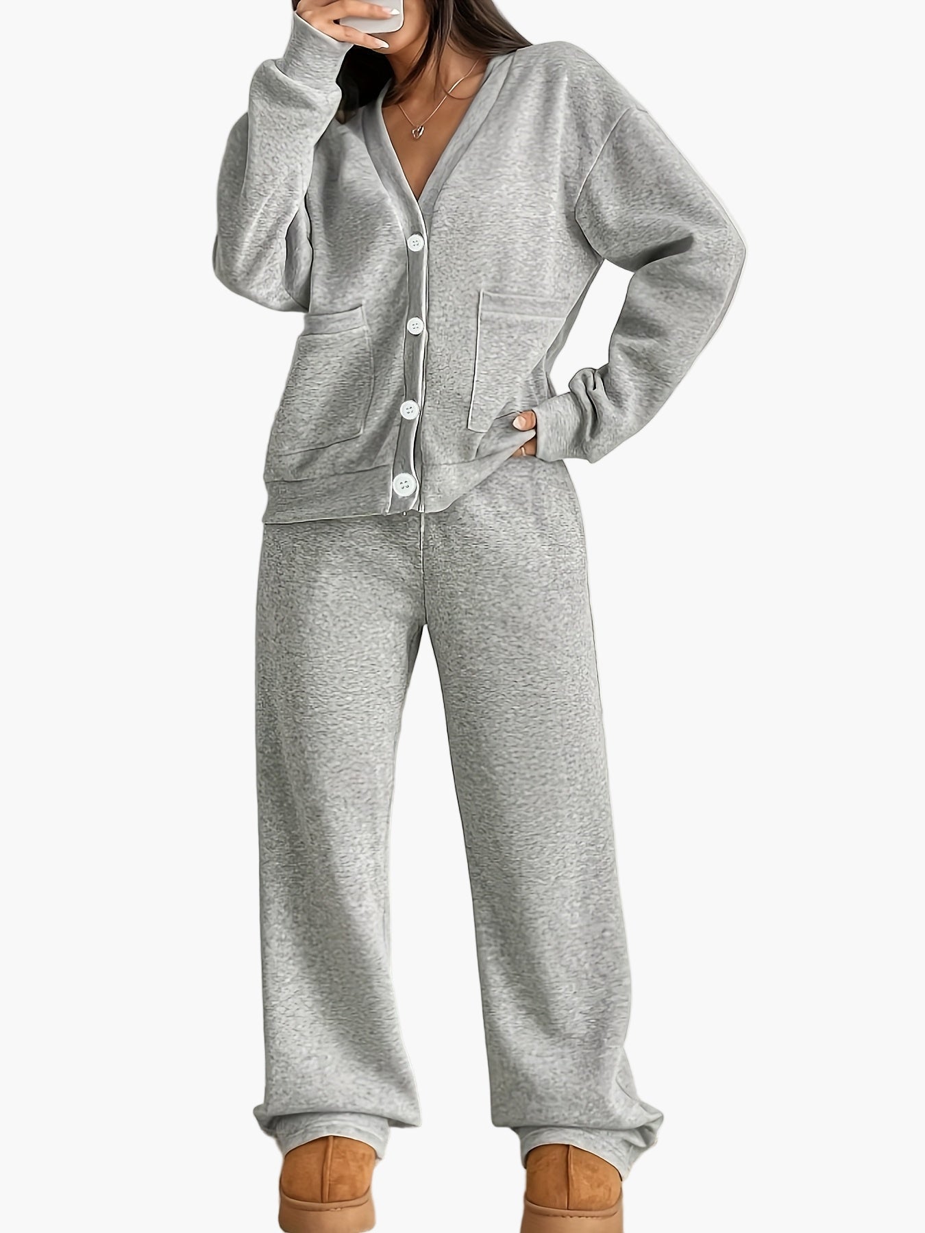 Pyjama femme deux pièces style détente avec boutons et poches, ensemble loungewear confortable pour la maison