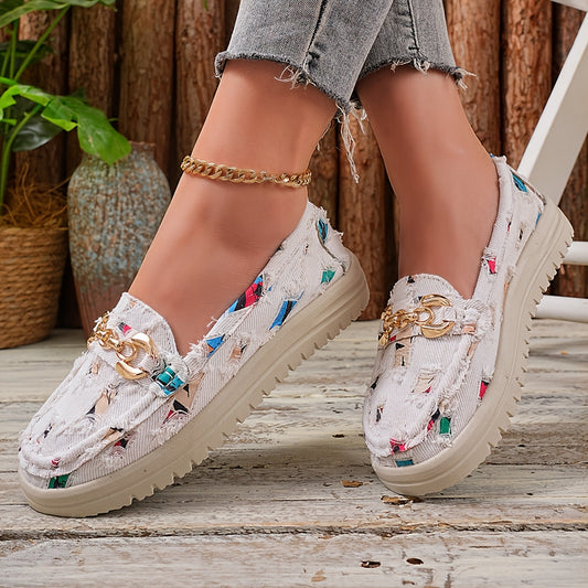 Mokasyny damskie w stylu casual chic wsuwane z ozdobnym łańcuszkiem – moda wiosenna