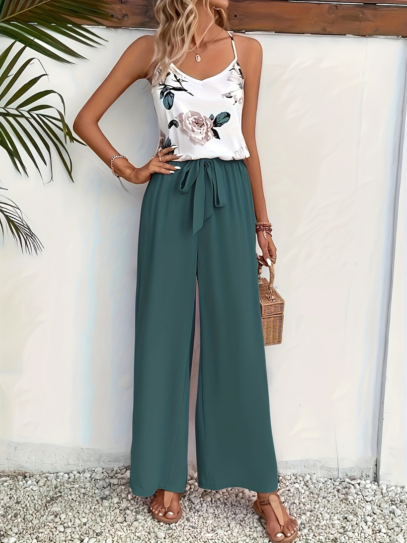 Elegant dameheldragt med blomsterprint i afslappet sommerstil