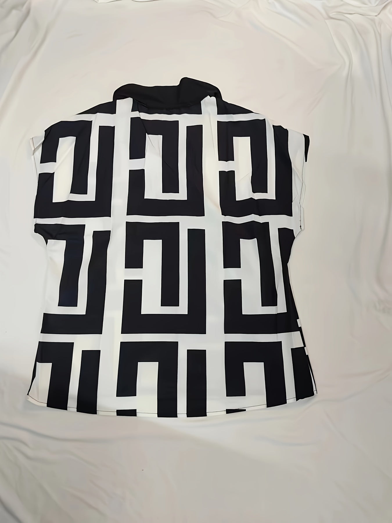 Blusa femenina elegante con estampado gráfico estilo moderno para oficina y salidas