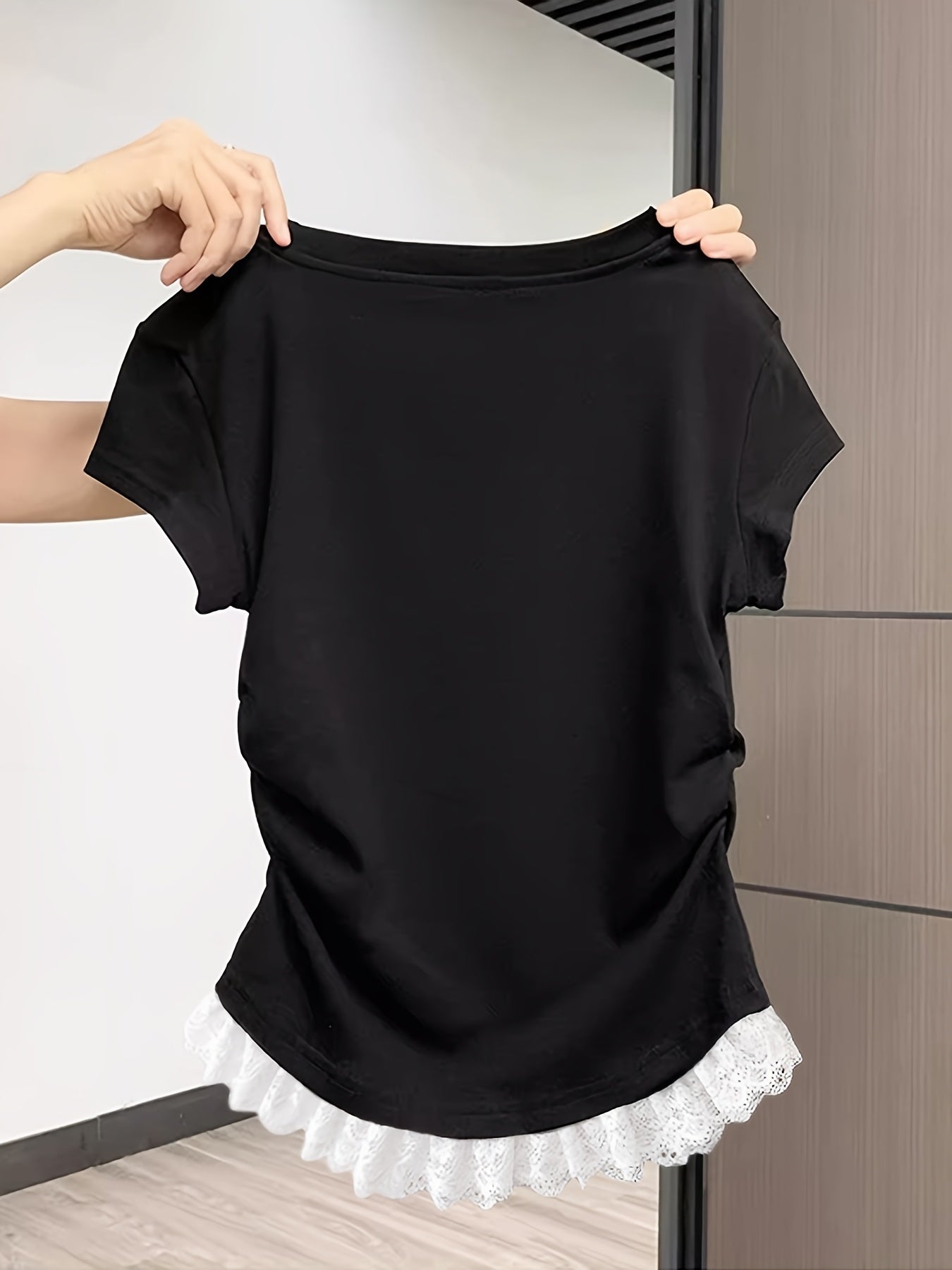 Camiseta femenina elegante de manga corta con detalle plisado y acabado de encaje – Estilo casual y chic