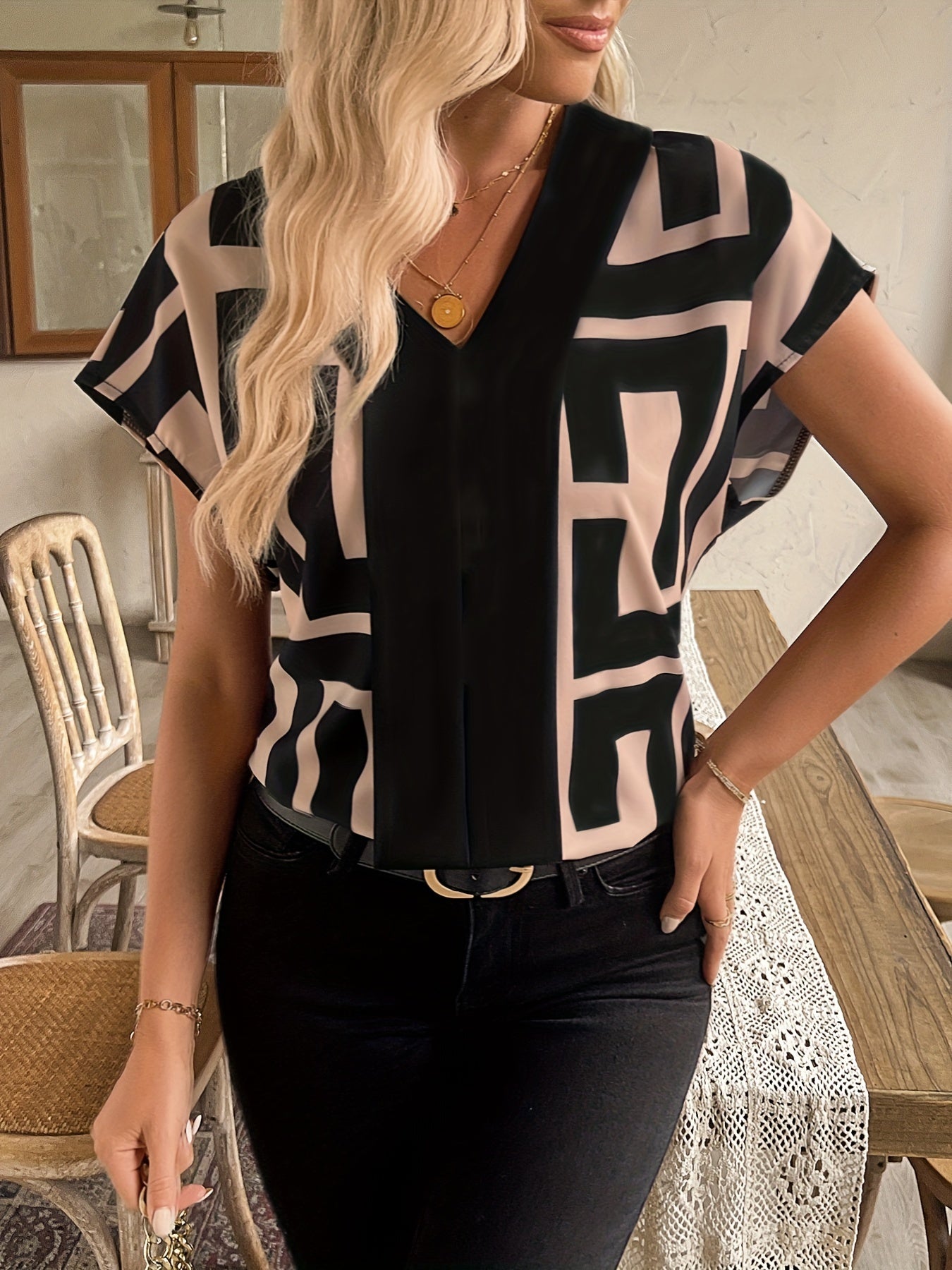 Blusa femenina elegante con estampado gráfico estilo moderno para oficina y salidas