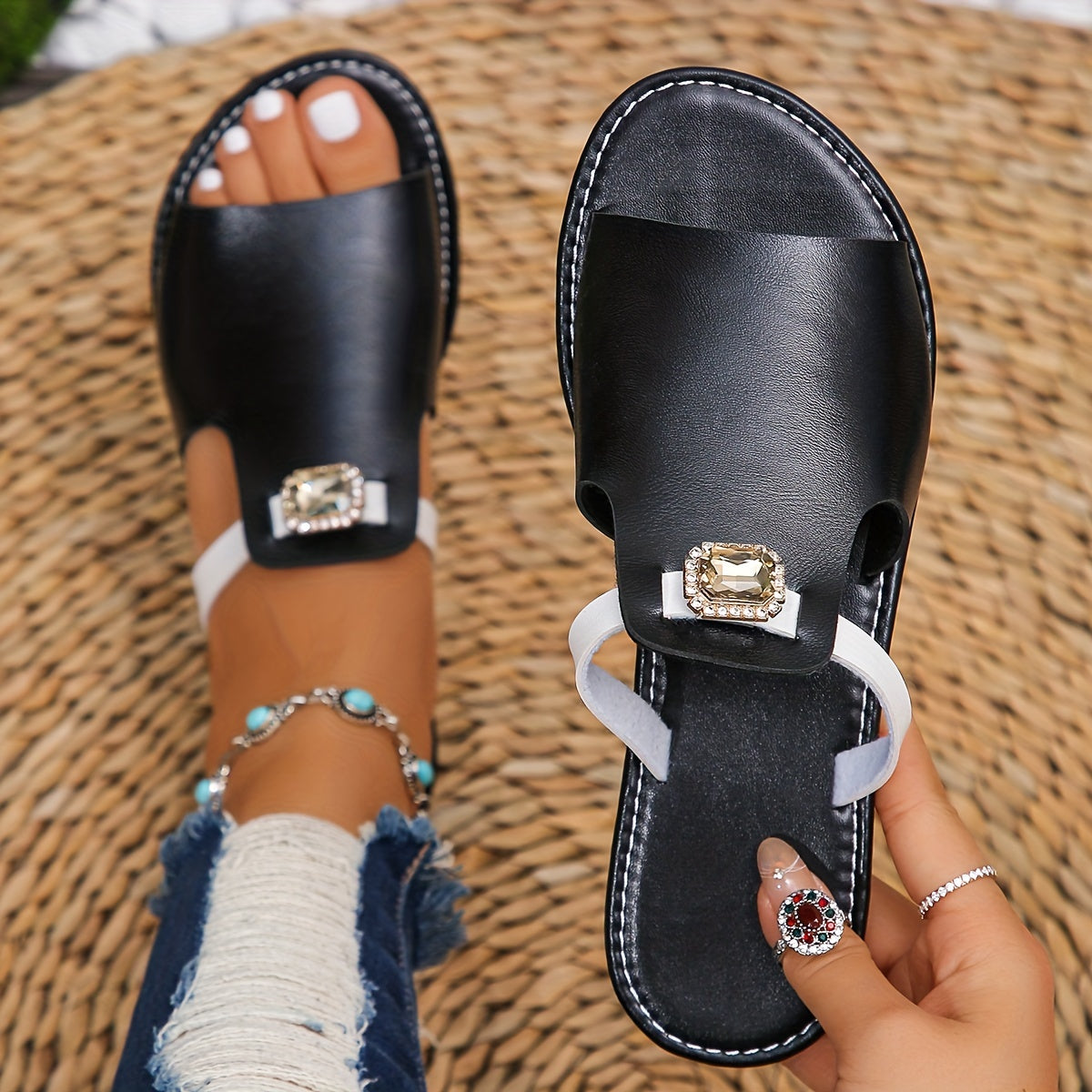Damskie płaskie sandały wsuwane w stylu glamour z modną biżuterią